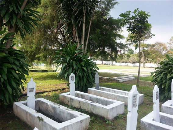 가룻 뗀조라야 영웅묘지의 양칠성의 무덤(상단 위 대리석 비석) ⓒ엄은희